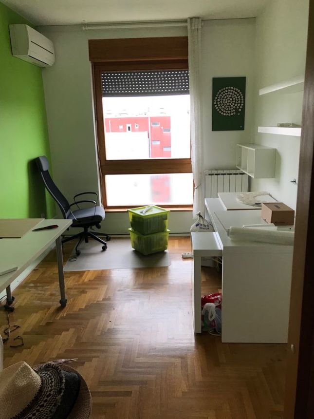 Realisierung des Schlafzimmers mit luxuriöser Blumentapete von Eijffinger